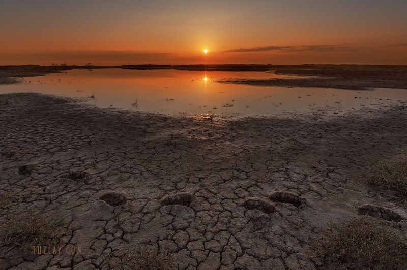 темрюк, таманский полуостров, земля таманская, грязевой вулкан, вулканы тамани, утро на вулкане Встретить рассвет на вулкане, со следами на переднем плане) фото превью