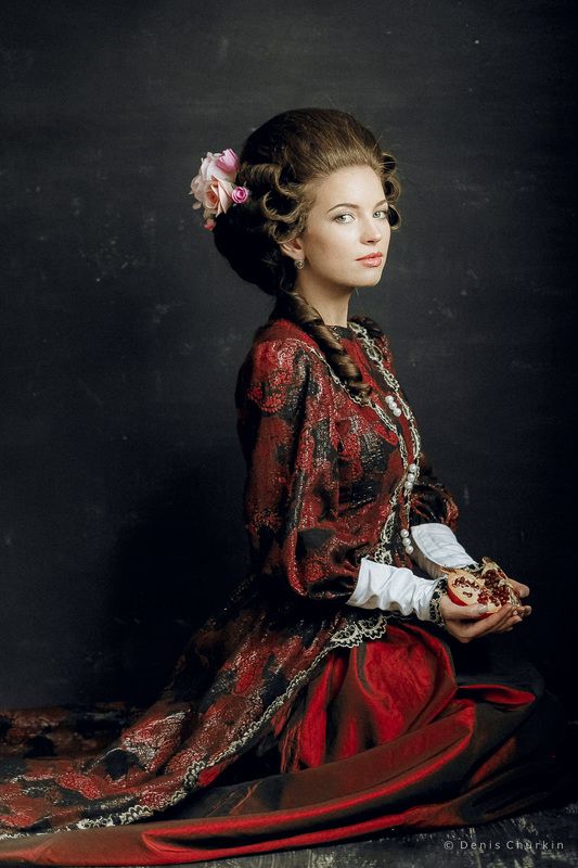 Дама с гранатомphoto preview