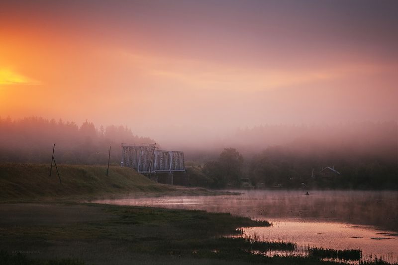 утро, туман, река, мост, лодка, свет, облака Сиреневый туманphoto preview