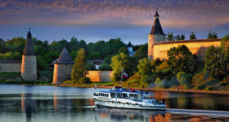 россия, псков Псковская крепость на закатеphoto preview