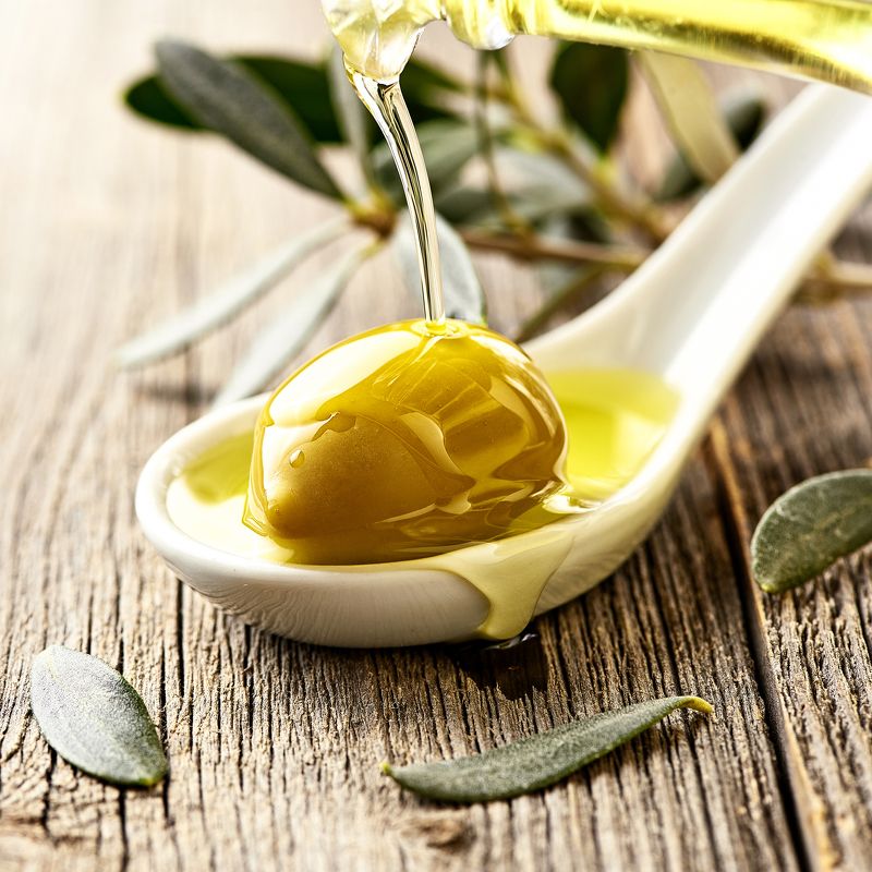 макро, оливки, масло, обои Макросъемка масла и оливокphoto preview