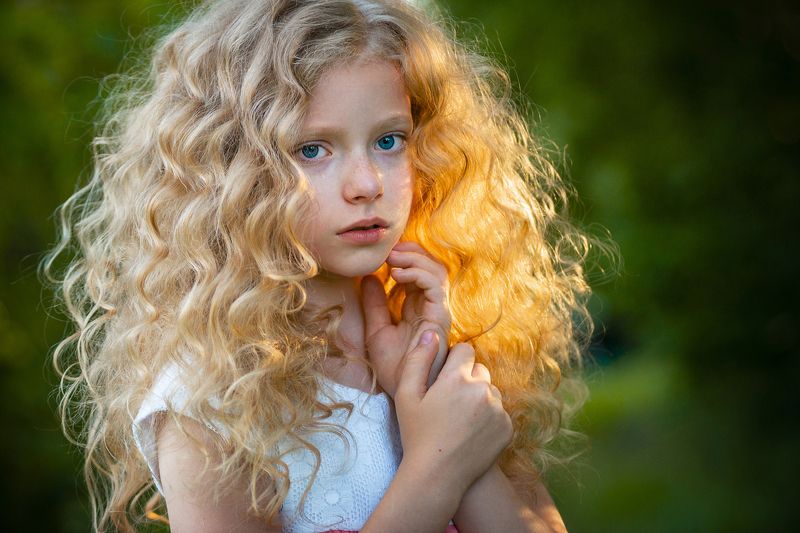 девочка, глаза, руки, взгляд, лето зелень задумчивость детство прическа Накануне летаphoto preview