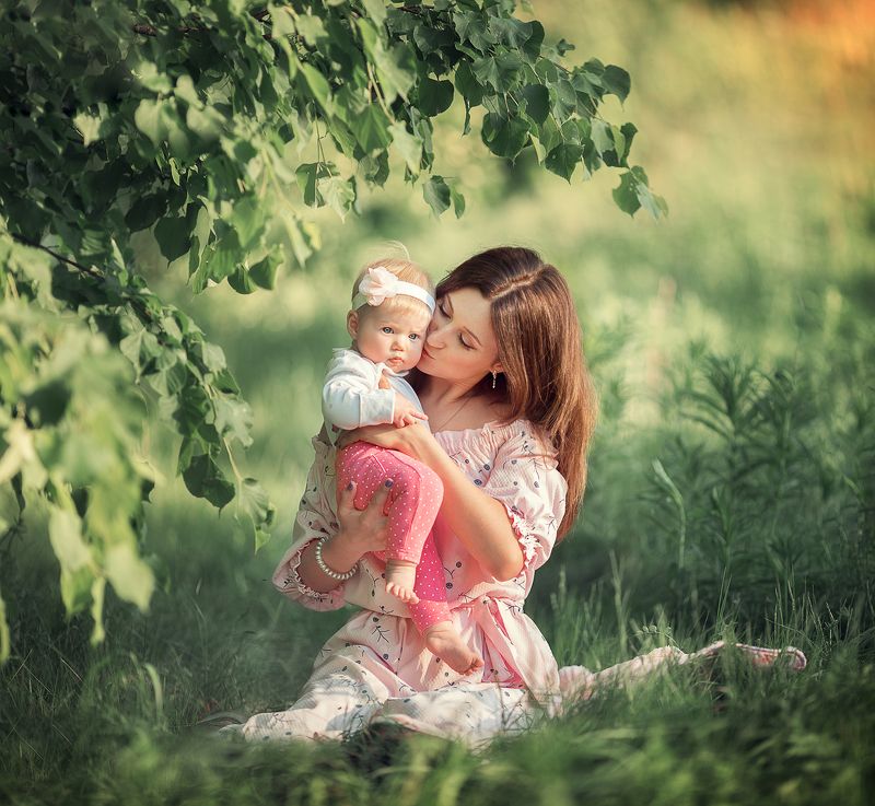 В нежных маминых объятияхphoto preview