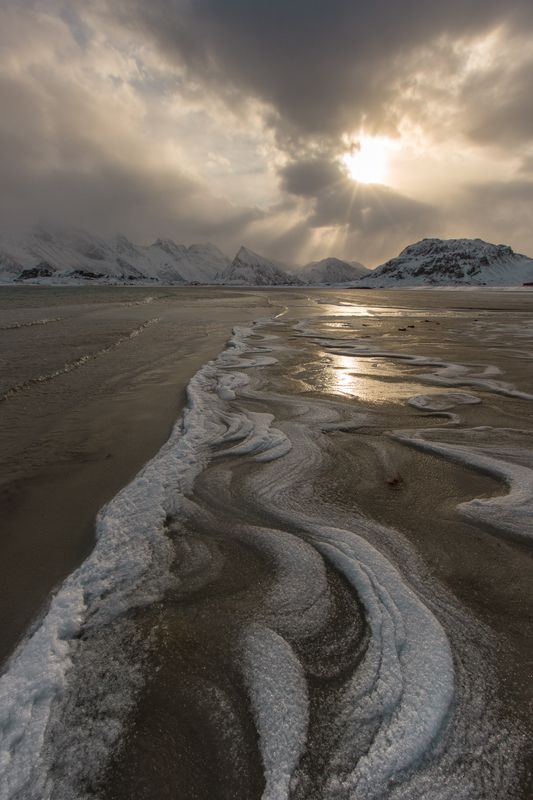 утро,лофотены,норвегия,небо,море ,снег,солнце сквозь тучу,солнечные лучи,зимнее море  фото превью
