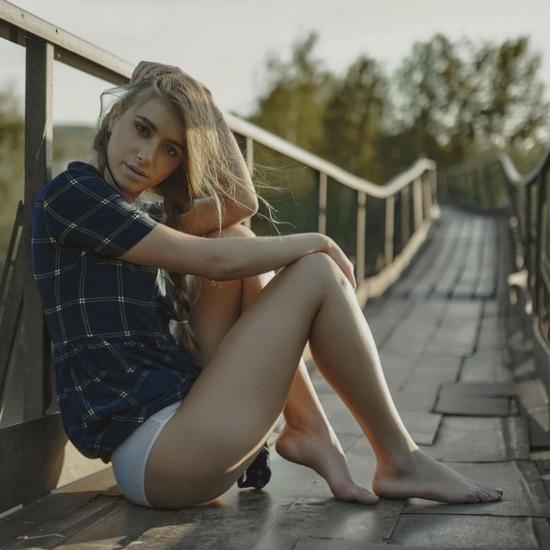 девушка, мостик, лето На мостикеphoto preview