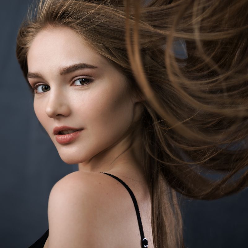 Юность, волосы, ветер, Воронеж, фотостудия Портрет девушкиphoto preview