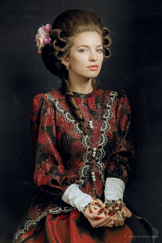 Дама с гранатомphoto preview