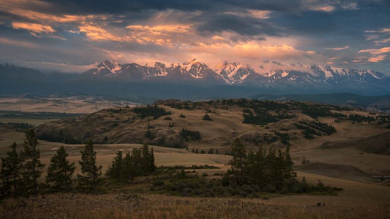 пейзаж, landscape, природа, nature, горы, mountains, алтай, altai, сибирь, siberia, россия, russia, путешествия, travel, туризм, trip, красный, morning, утро, red, scarlet, раннее, sundawn, хребет, range, mountain range, большой, big, высокий, high Северо-Чуйский хребет на рассвете / Sundawn at North-Chuya rangephoto preview