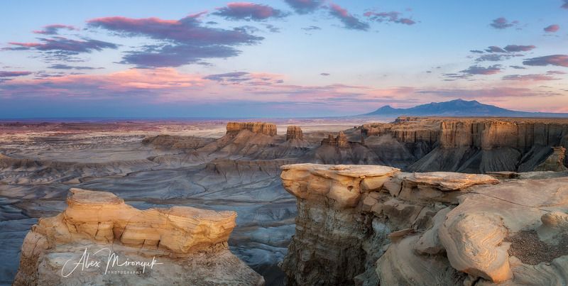 сша, юта, каньонлендс, панорама, закат, река, скалы, небо, горы, свет, путешествие, фото-тур, пустыня, глина, бэдлендс Лунная Долинаphoto preview