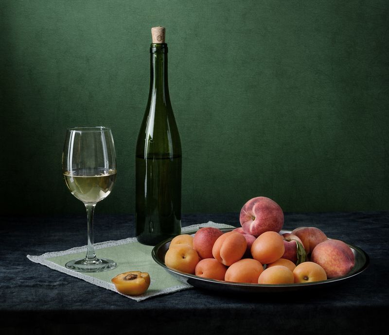 абрикосы, вино, персики Под абрикоскуphoto preview