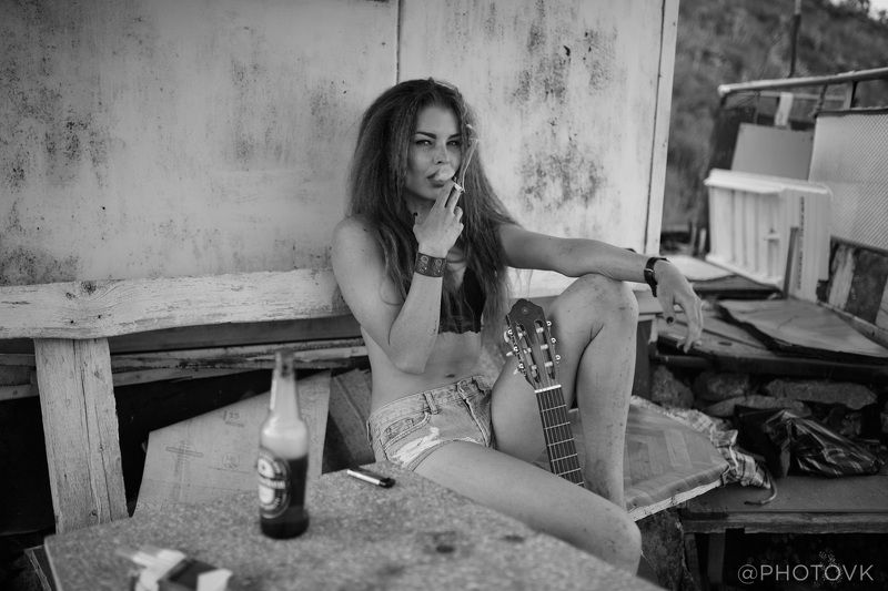 Девушка, гитара, образ А ты распустишь косы.photo preview