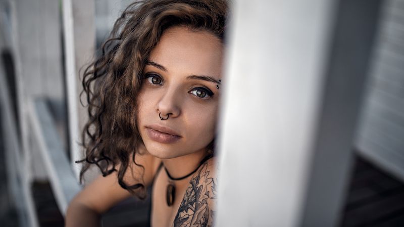 кучерявая, взгляд, натуральный свет, улица, пирсинг, тату Tanyaphoto preview
