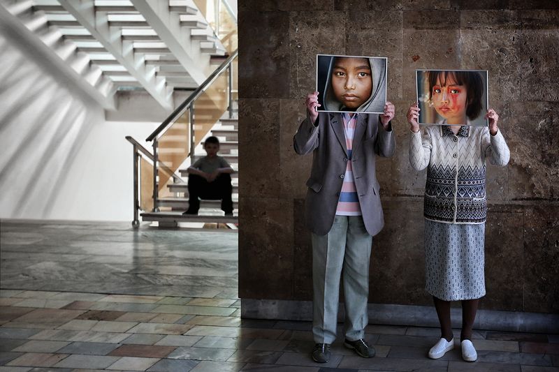 портрет, выставка, фото, персонаж, типаж, креатив, рамка, дедушка, бабушка, парочка, лестница, тень, зал, зрители Когда мы были молодые...photo preview