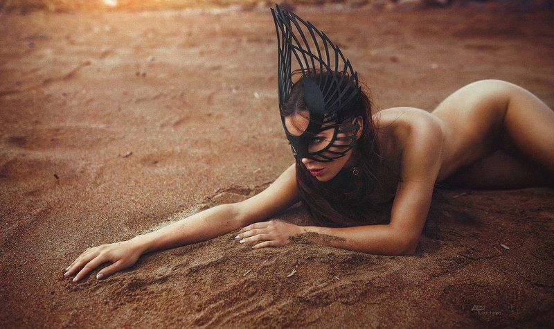 девушка портрет пляж girl nude ню на пляже обнаженная девушка в маске на пляже Lee Tattarphoto preview