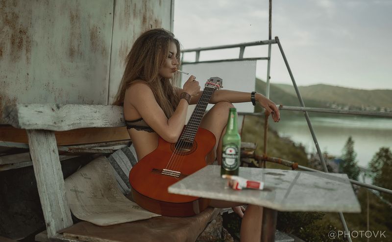 дым, гитара, девушка Дым по легким молодым.photo preview