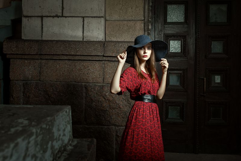 драма, свет и тень, красная помада, фешн, красивая девушка, шляпа с полями, игра света и тени Драмаphoto preview