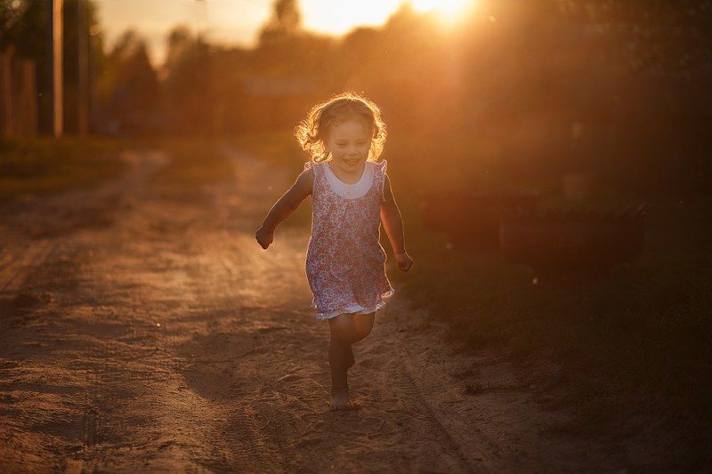 детство дети ритм лето закат миг мгновенье девочка бег смех Ритм детстваphoto preview