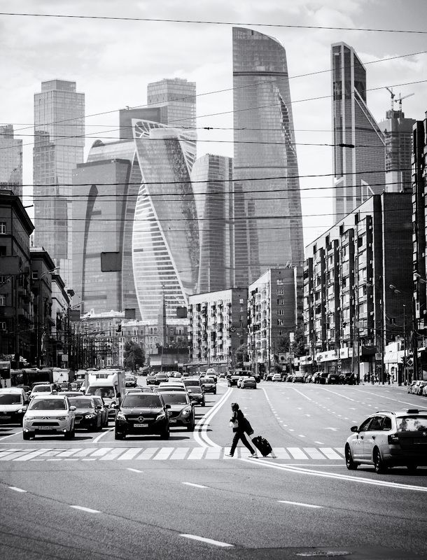 #юрийклимовфотограф #klimofoto На поезд...  Люди и Москва-Сити.photo preview