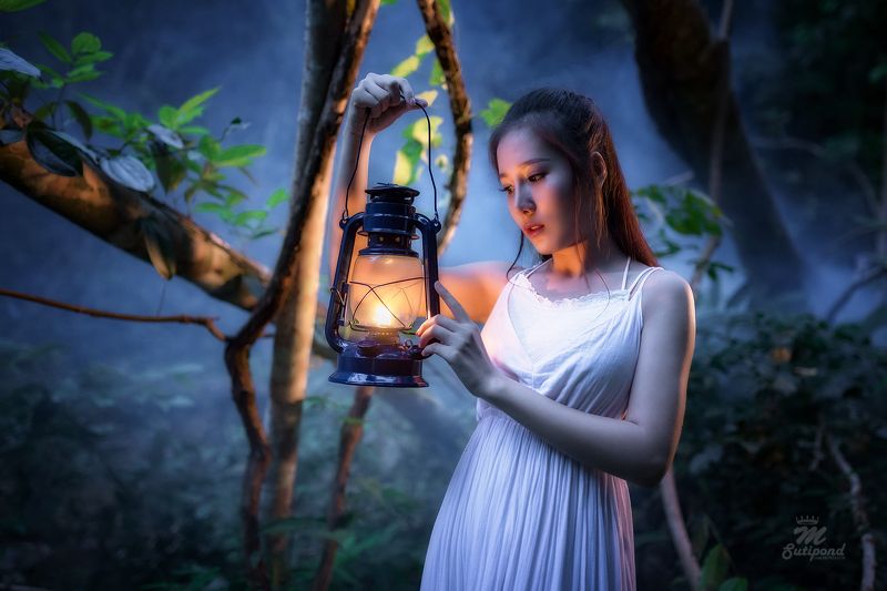 portrait,women,alone lamp Lampphoto preview
