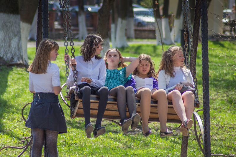 дети, девочки, праздник, детство, радость, качели Беззаботное детствоphoto preview
