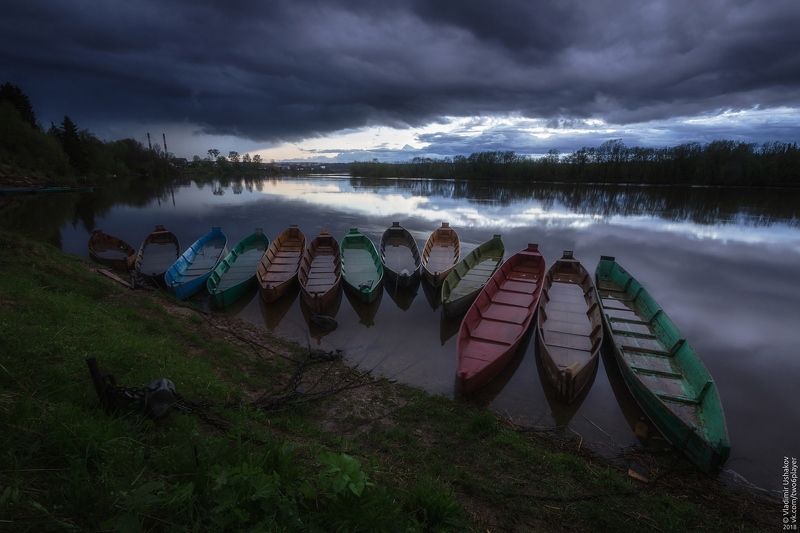 вечер, облака, тучи, река, яйва, лодки, поселок, пермский край Хмурое небо над Яйвой фото превью