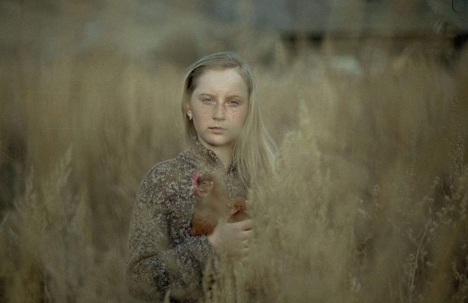 Портрет девочки с курицей на руках. Автор: Rada* деревня, курица, девочка, ддетство, Rada*