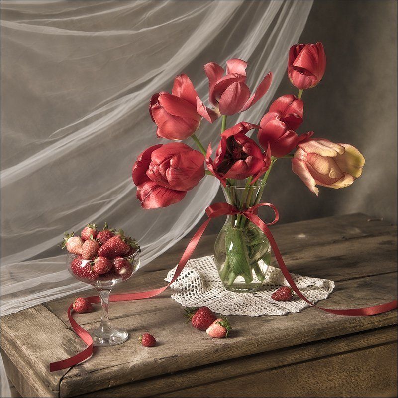 Натюрморт с клубникойphoto preview