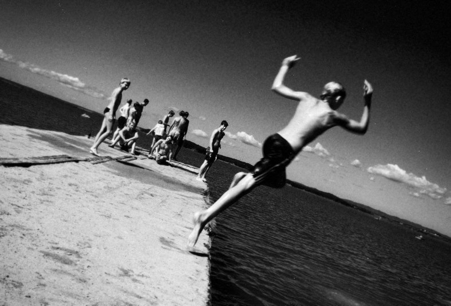 В последний день лета. Автор: Зуева Юля последний, день, лета, , море, пляж, пир, прыжок, ныряет, дети, Зуева Юля