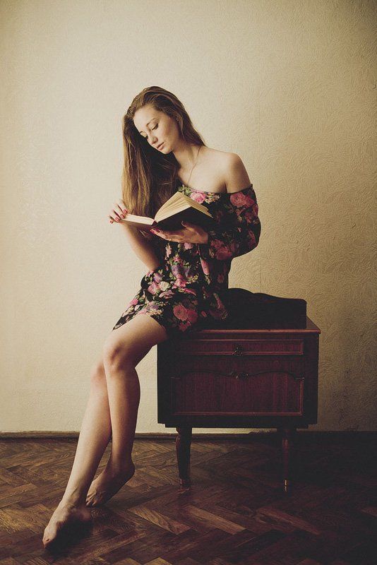 девушка,книга,портрет девушка с книгойphoto preview