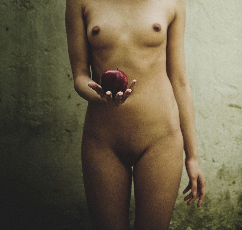 яблоко,руки яблокоphoto preview