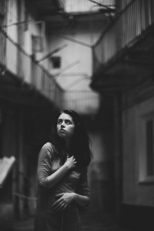 дворик,львов,девушка,портрет,чб ///photo preview