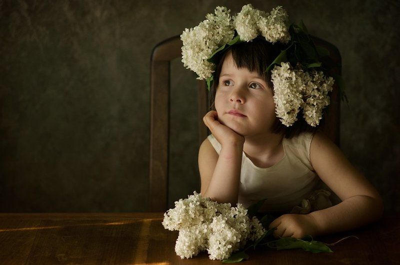 Девушка с сиреньюphoto preview