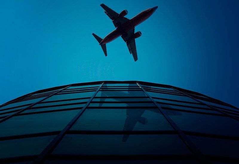 самолет, небоскреб, улицы, небо, облака, лето, синева photo preview