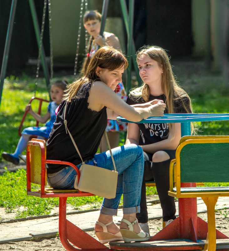 двор, дети, девушка, женщина, проблемы, мать и дочь Всё очень серьезно 2photo preview