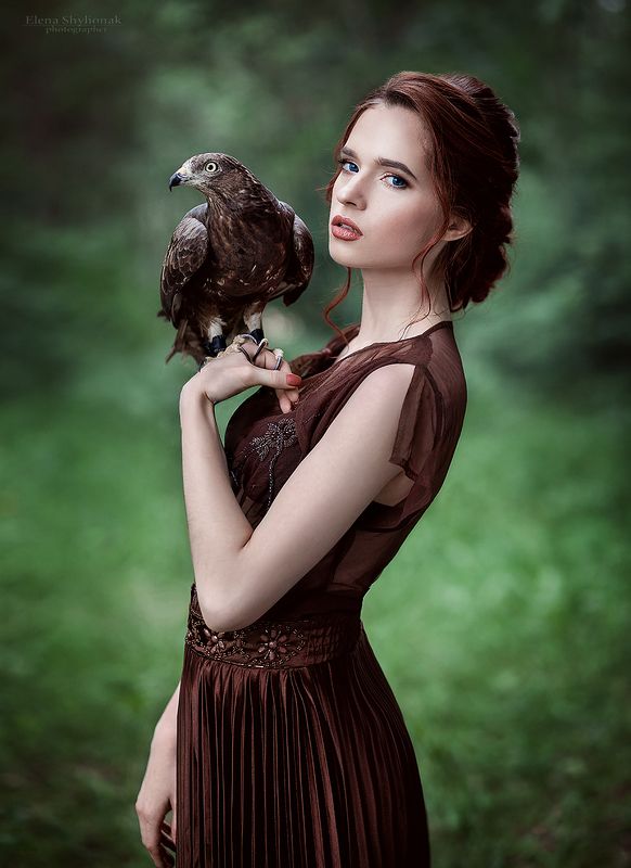 девушка с ястребом, ястреб, рыжая, сказка, птица, лето, в полете, движение ***photo preview
