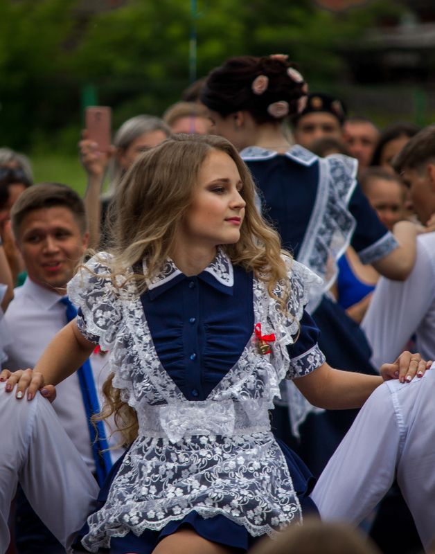 последний звонок, школа, школьники, ученики, девочки, танцы В кругу танцаphoto preview