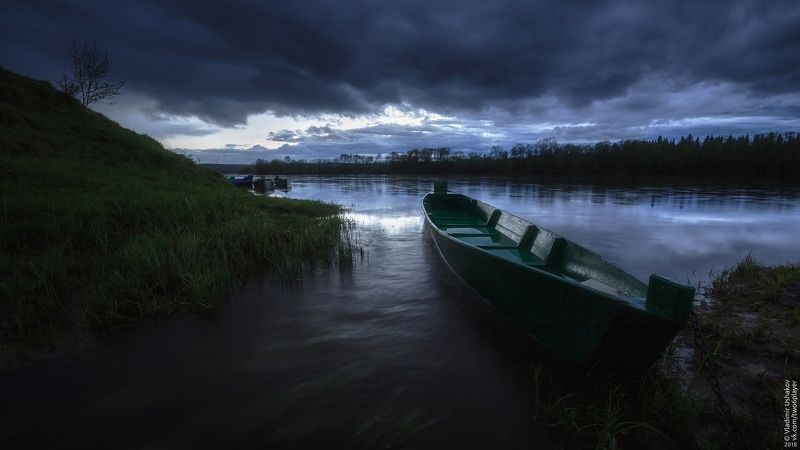 вечер, облака, тучи, река, яйва, лодка, поселок, пермский край Хмурое небо над Яйвой фото превью