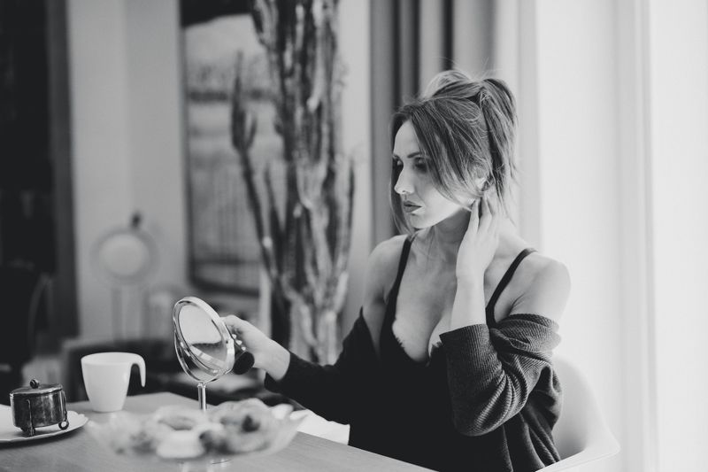 woman beauty black and white Mirrorphoto preview