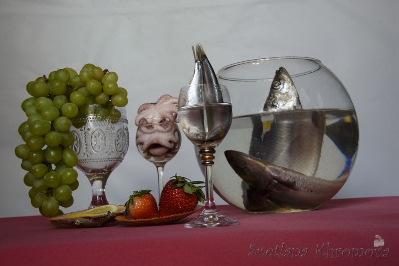 клубника, виноград, килька, селедка Ягоды и мореphoto preview