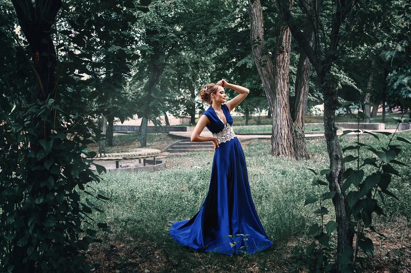мода, платье, красивая девушка, прическа, макияж, синий и зеленый, теплый и холодный, блондинка, парк, город, цвет, лето, деревья Юлияphoto preview