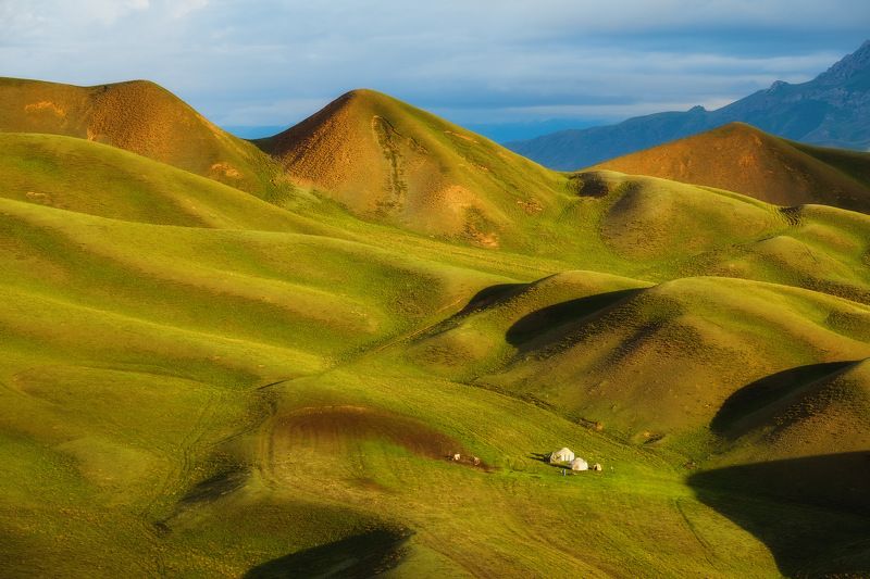 киргизия, кыргызстан, азия, горы, луг, скалы, пейзаж, весна, ущелье, джайлоо, пастбище, юрта, кочевник Спрятанная в складках местности)photo preview