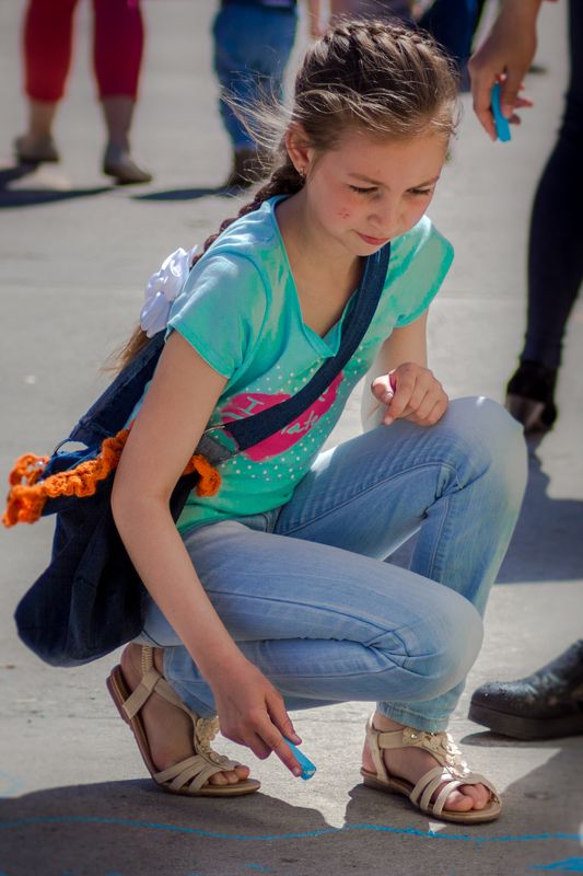 девочка, городской парк, праздник Рисунки на асфальтеphoto preview