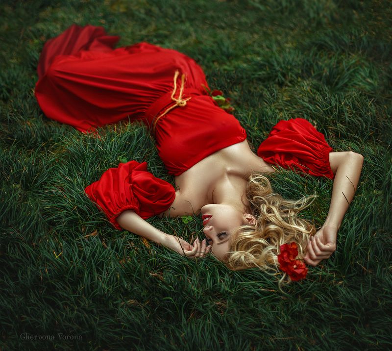 девушка в красном, блондинка Айлиниphoto preview