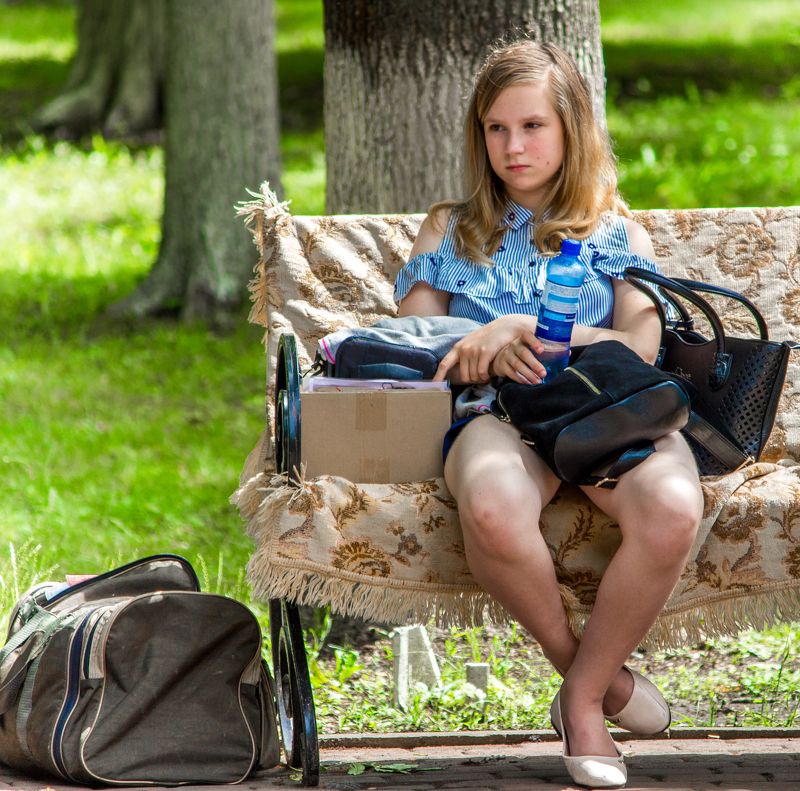 скамейка, ожидание, девочка, вещи Ожиданиеphoto preview