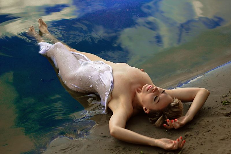 девушка, вода, облака...песок ..лето.. \