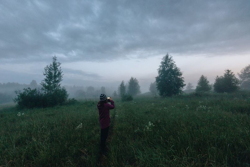 туман, деревня, вечер, облака, тишина, человек, женщина, девушка, фотограф, пейзаж, лес, поле, луг, темное, темнота, Фотограф в туманеphoto preview