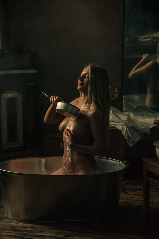 ню, nu, nude, nudeart, арт-ню, girl, портрет, девушка, обнажённая, грудь, винтаж, vintage, ретро, деревня, деревня, ванна, ванная комната, ковш, зеркало, моется photo preview