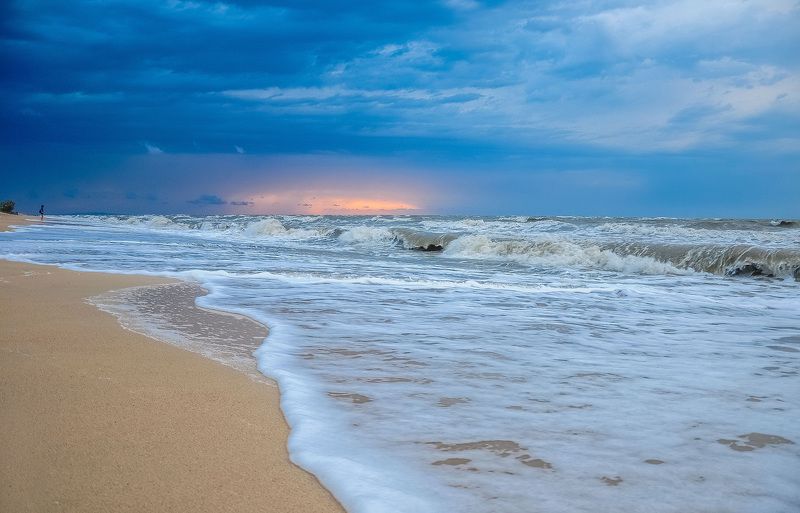 азовское море,голубицкая,море,девушка и море Шторм на Азовеphoto preview