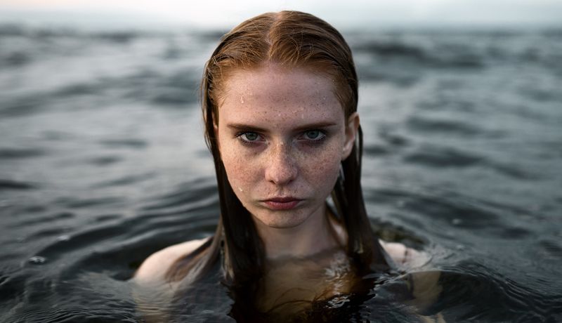 рыжая, веснушки, взгляд, вечер, вода, речка, модель Ираphoto preview