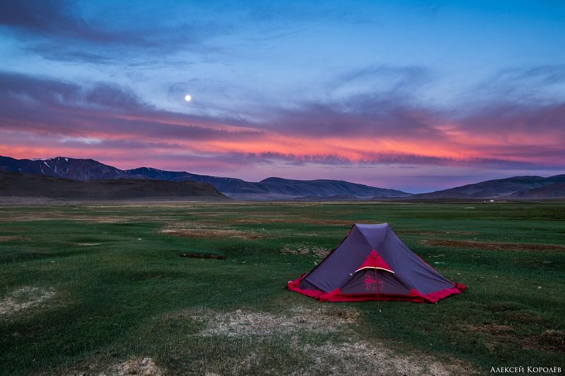 монголия, горы, алтай, рассвет, палатка, луна, природа, пейзаж, лето, mongolia, mountains, altai, dawn, tent, moon, nature, landscape, summer В горах Монгольского Алтаяphoto preview